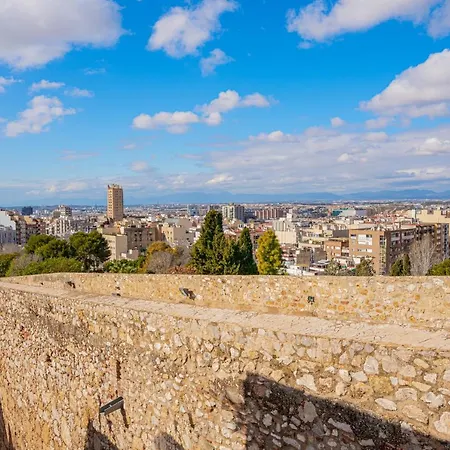 2 En La Muralla Romana Junto A La Catedral Tarragona